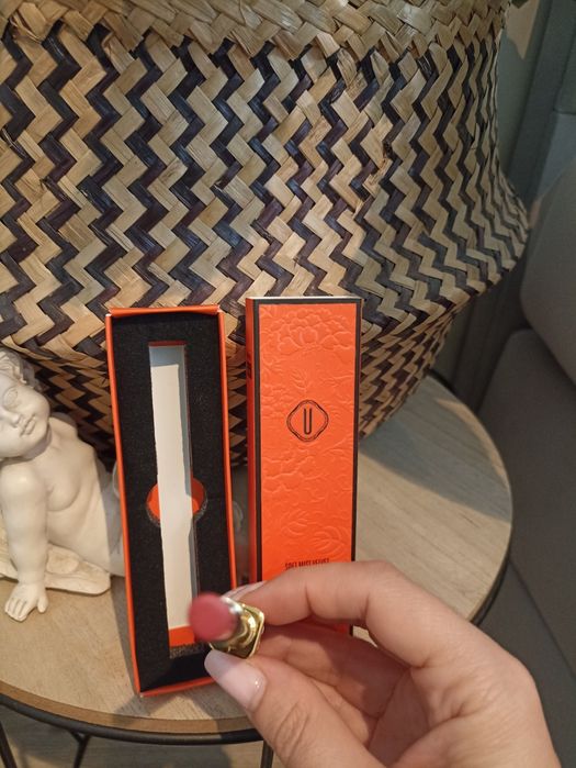 Szminka/pomadka wykręcana , elegancka Youliyoula