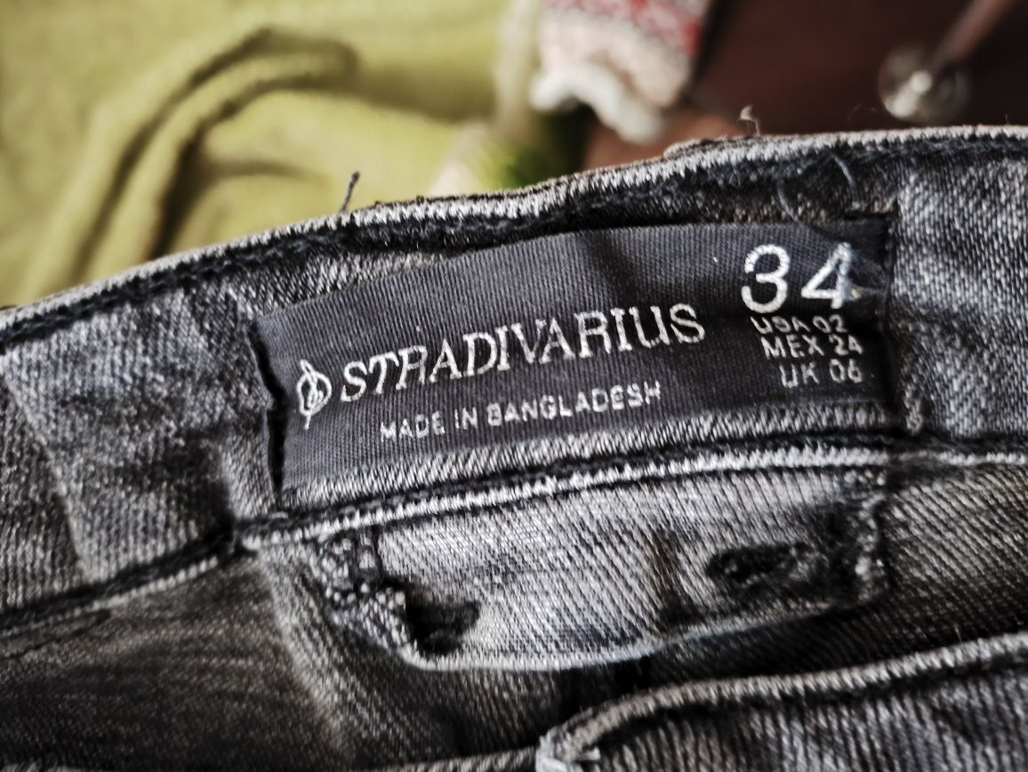 Тёмные джинсы клёш Stradivarius на худенькую девушку