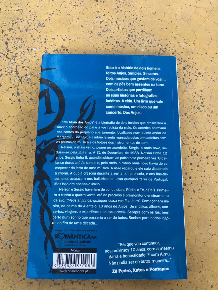 Livro e CD da banda “Anjos” autografado