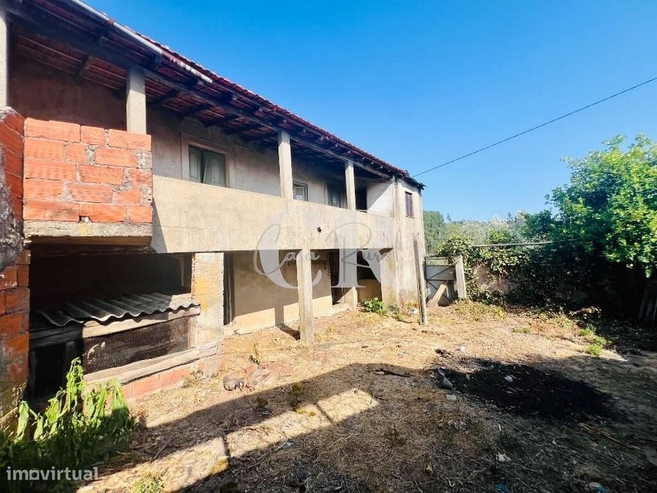 Moradia em pedra com terreno, repleta de potencial de transformação em