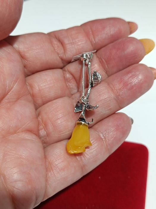 Srebrna broszka liście z mlecznym bursztynem, srebro próby 925