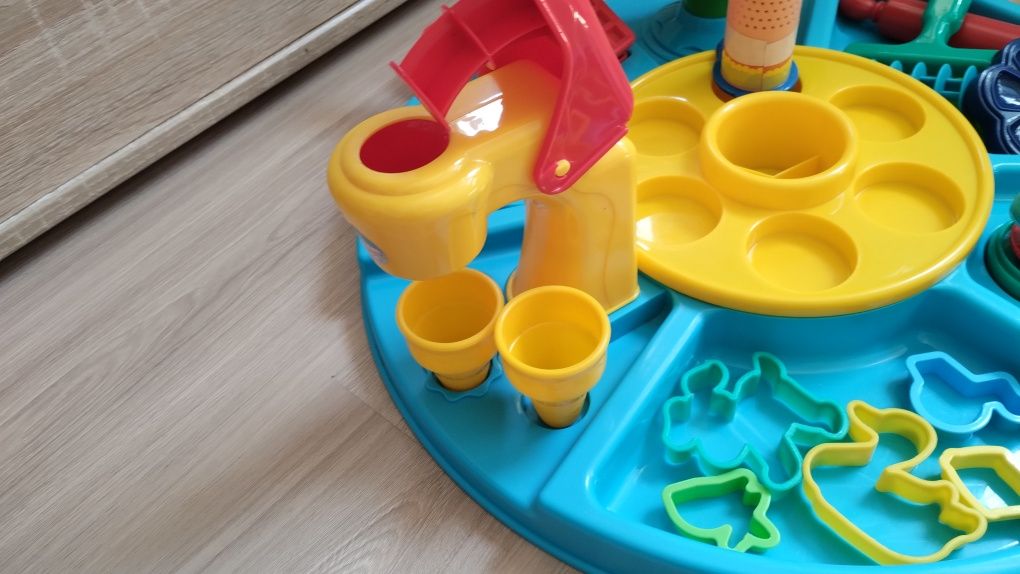 Stoliczek do zabawy ciastoliną PlayDoh
