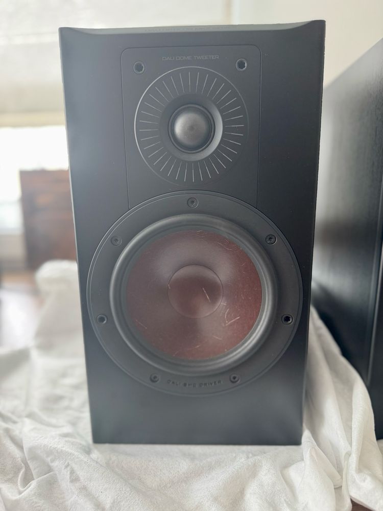 Kolumny podstawkowe DALI Opticon 2 MK2 – stan jak nowe