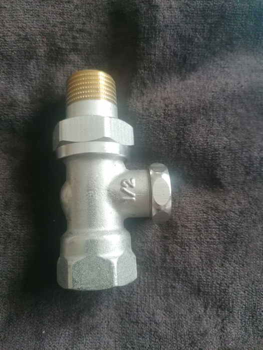 Zawór grzejnikowy ze śrubunkiem prosty powrotny FI 1/2" do grzejników