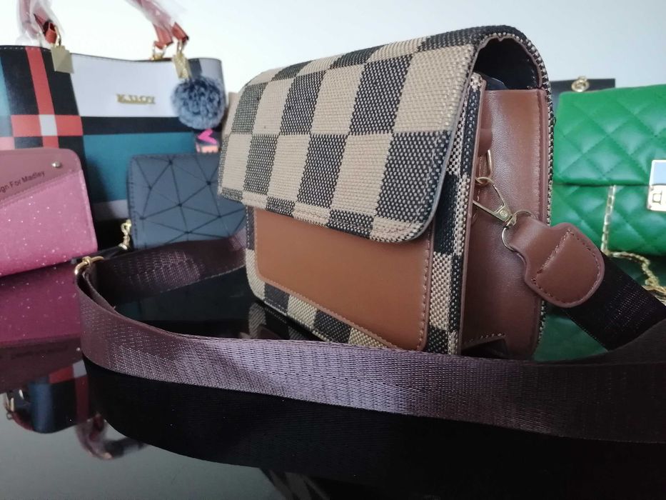 mala cross body xadrez em tons castanhos