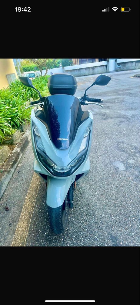 Vendo pcx 2023 com baú
