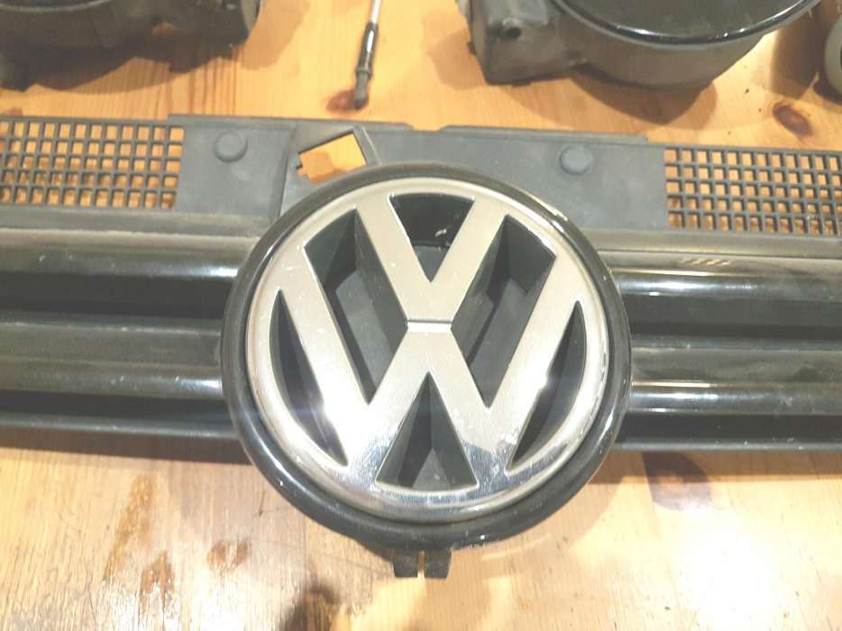 Grill gril Volkswagen Golf 4 cały 1999 rok