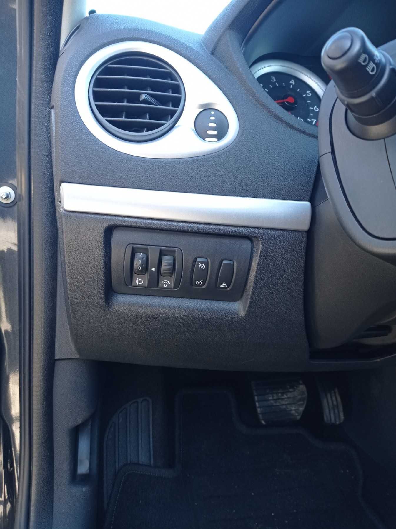 Renault Clio 2006 1.6 AT (110 к.с.)