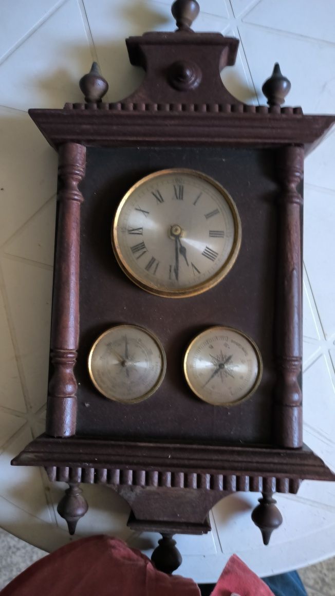 Relógio antigo com 3 visores
