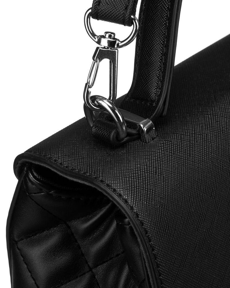 elegancka torebka w czarnym kolorze crossbody z pikowanymi bokami