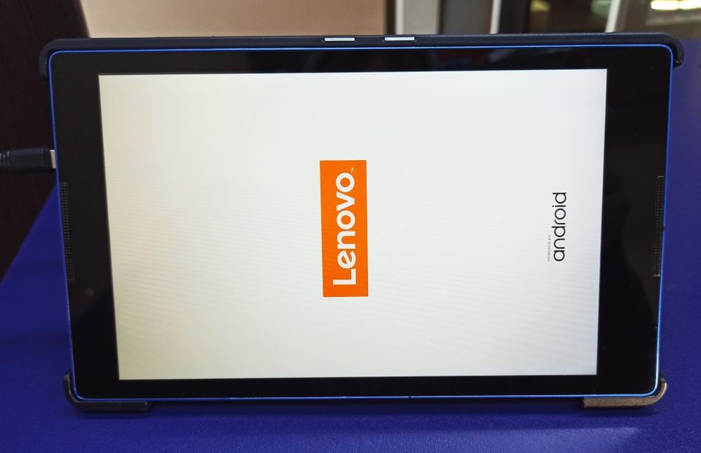 Lenovo TB3-850f 16Gb/2Gb + новый чехол - книжка