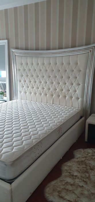 Cama com estrado. Cabeceira em capitoné usada.