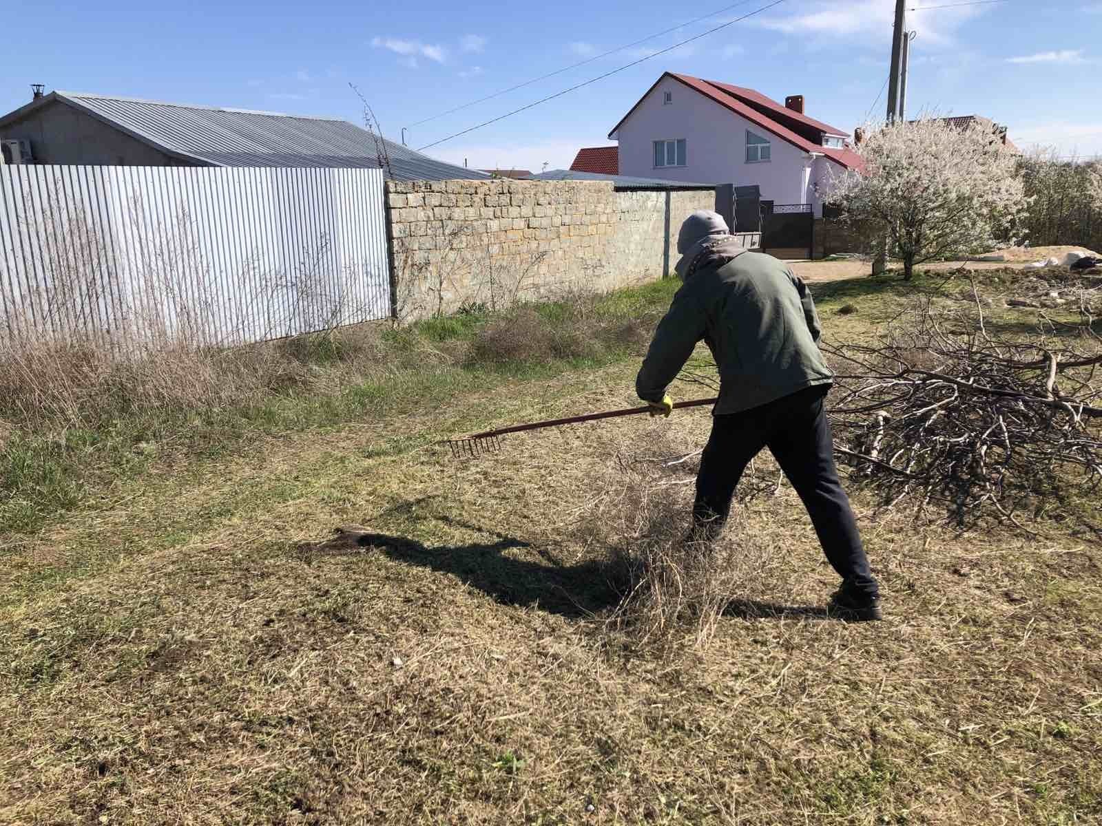 Уборка участка,расчистка заброшек и вспашка огорода.