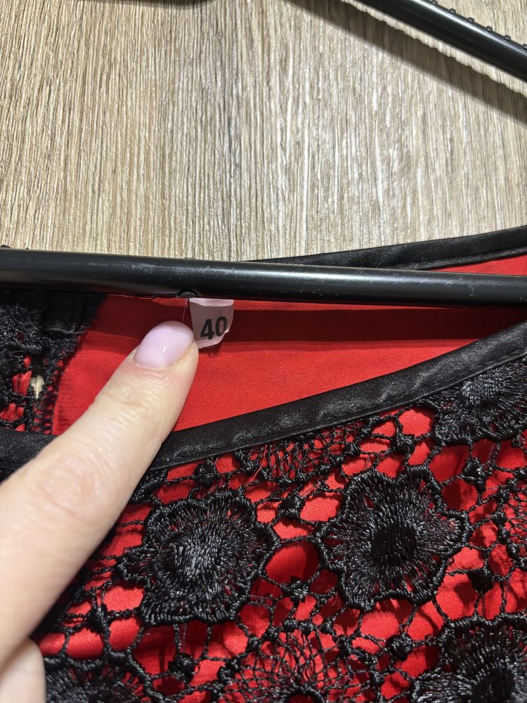 L 40 Jass czarna sukienka czerwona góra kwiaty elegancka do biura midi