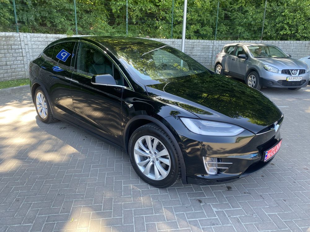 Tesla Model X офиційне авто