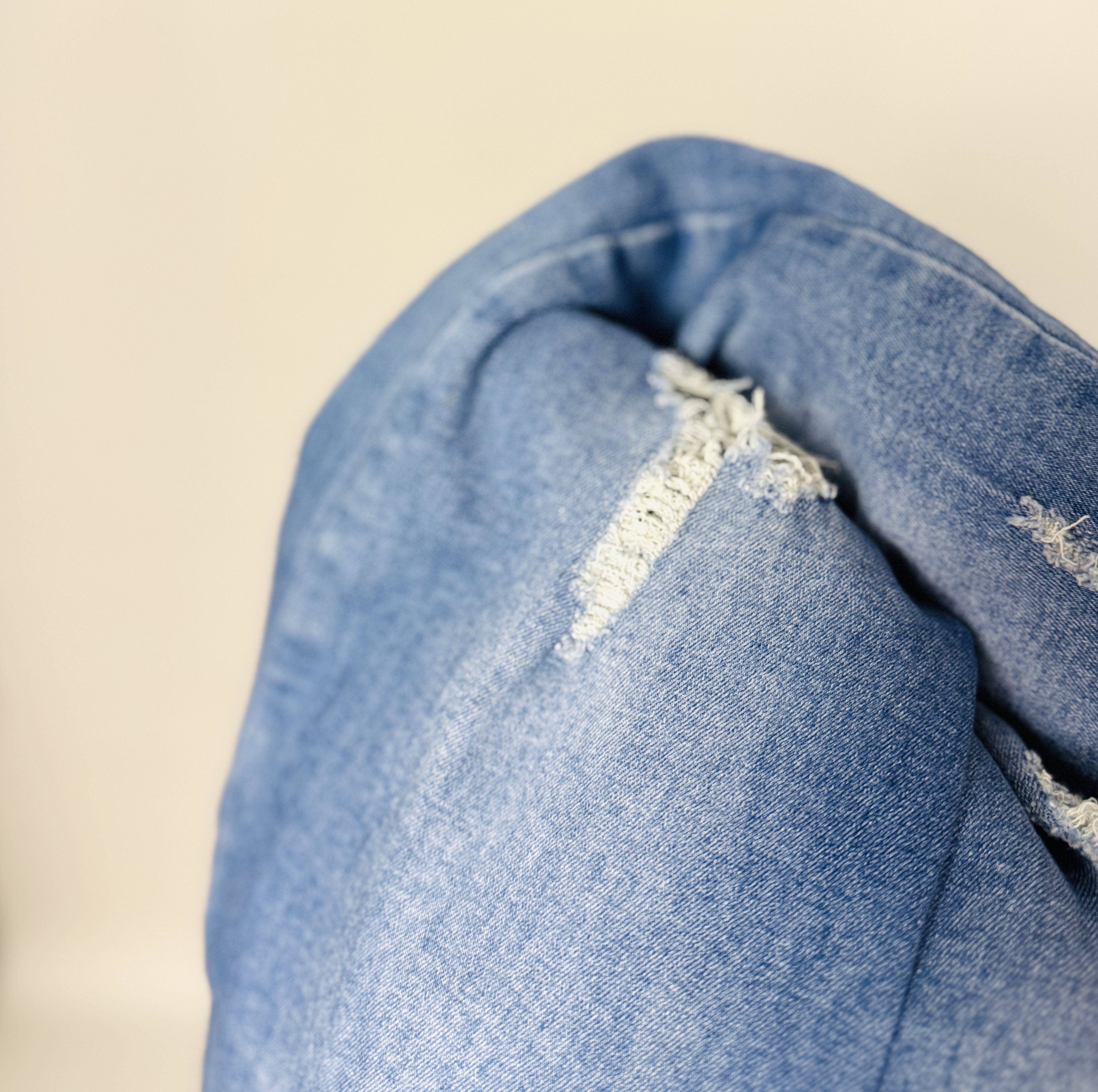 Jasnoniebieskie jeansowe spodnie rurki z przetarciami S 36