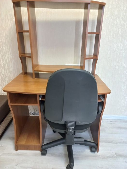 Компьютерный стол со стулом