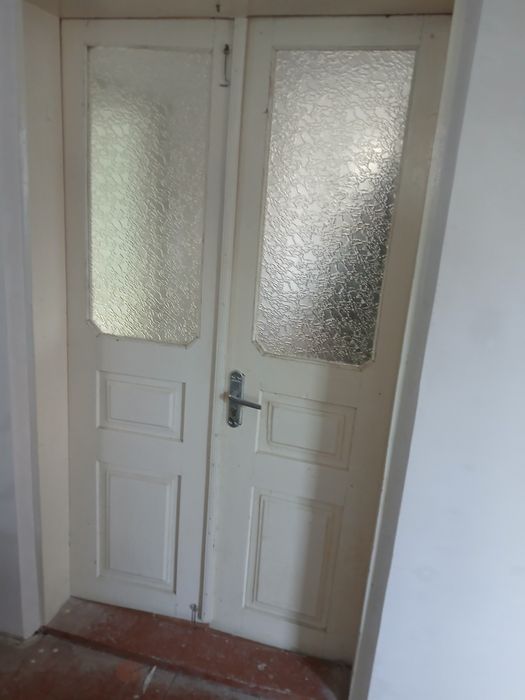 Продам двері міжкімнатні з двох половинок в доброму стані разом зі скр