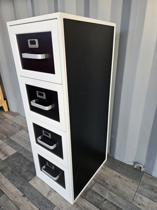 Czarno-biała metalowa komoda z szufladami