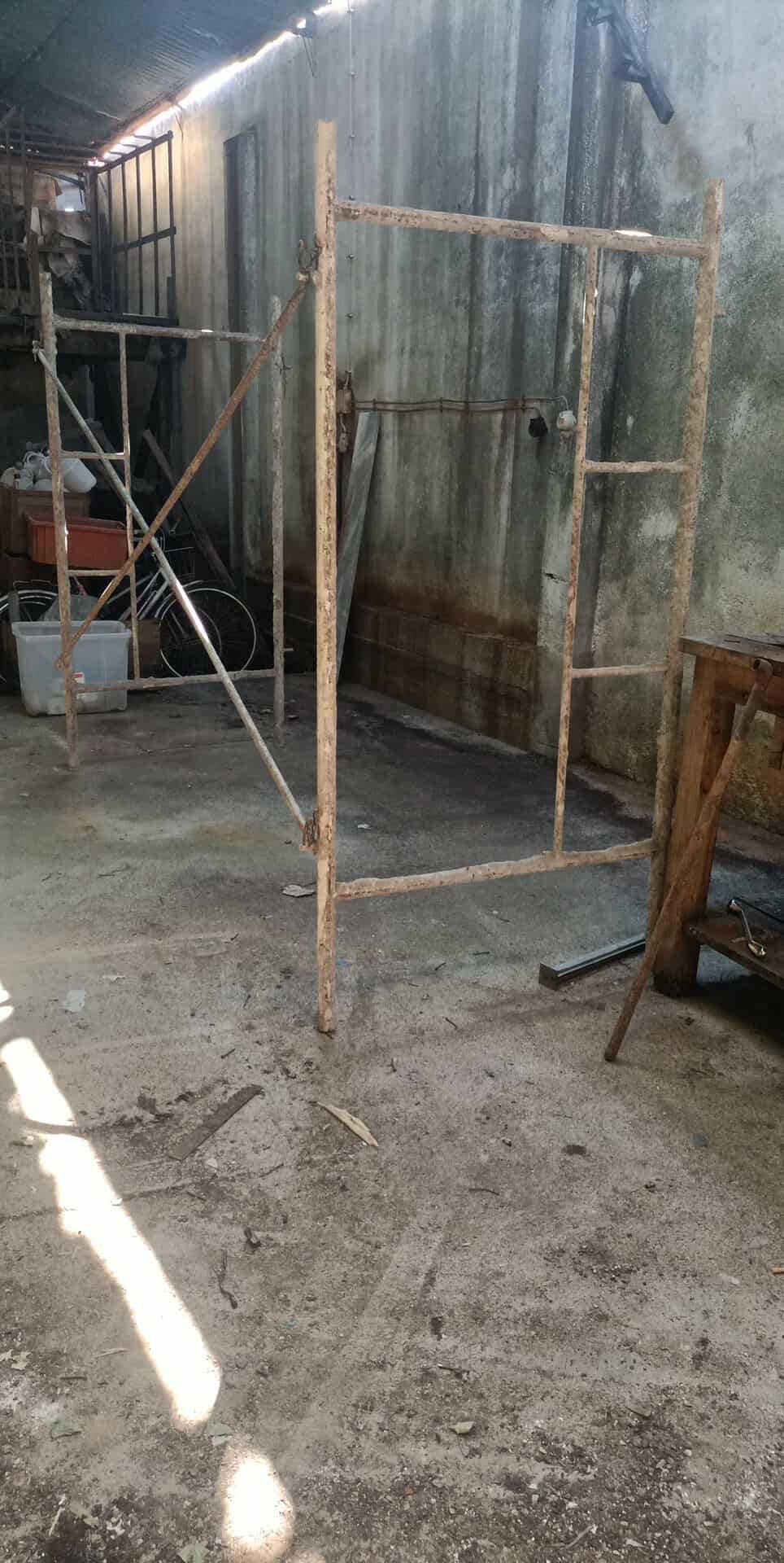 Pernas de andaime antigo