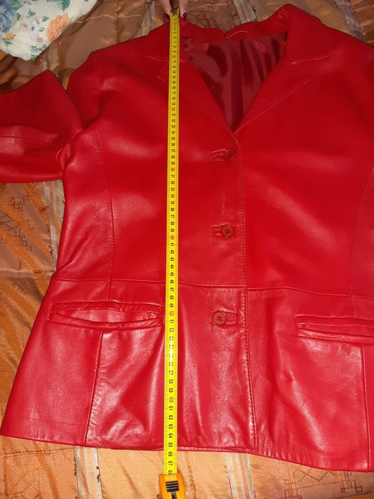 Vendo duas casacos em pele uma preta e uma vermelha.