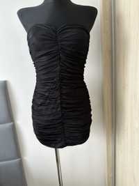 Czarna elegancka sukienka z marszczeniami bez ramiączek