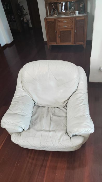 Sofá em pele 3 lugares - oferta 2 individuais