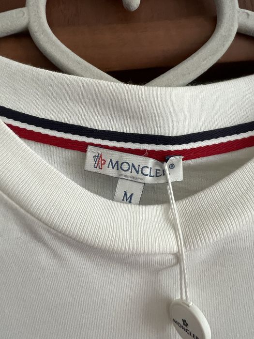 Biała koszulka z napisem moncler