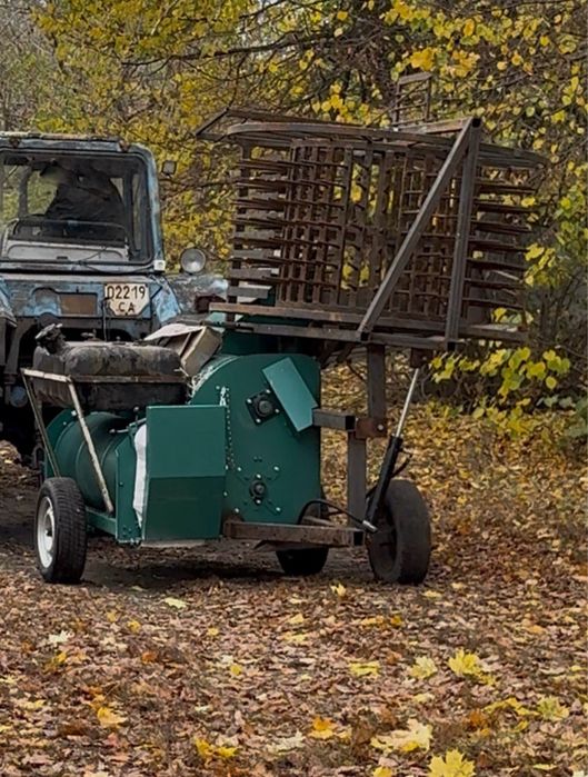 Гарбузовий комбайн з підборщиком