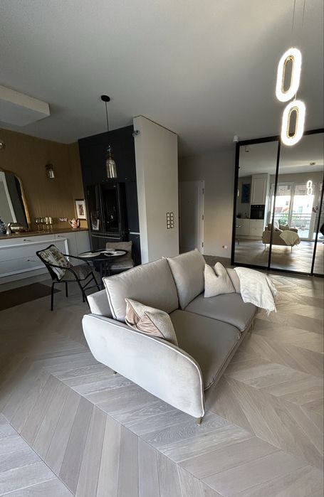 Sofa 2 os. aksamitna kolor beż, zlote nóżki. Stan idealny!