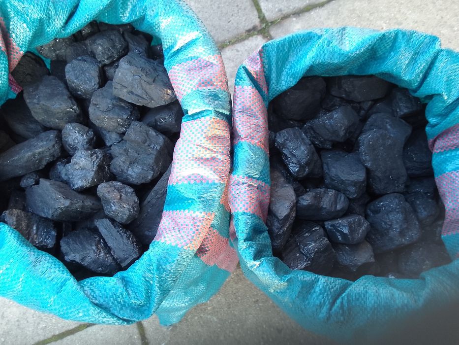 Węgiel orzech sprzedam oraz kilka worków koksu .