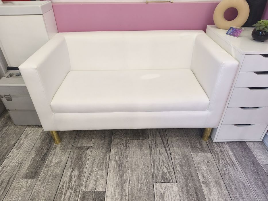 Biała kanapa z eko skóry. 120 cm. Do recepcji poczekalni