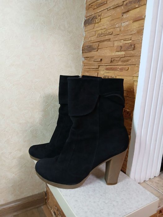 Замшеві черевики,чорного кольору