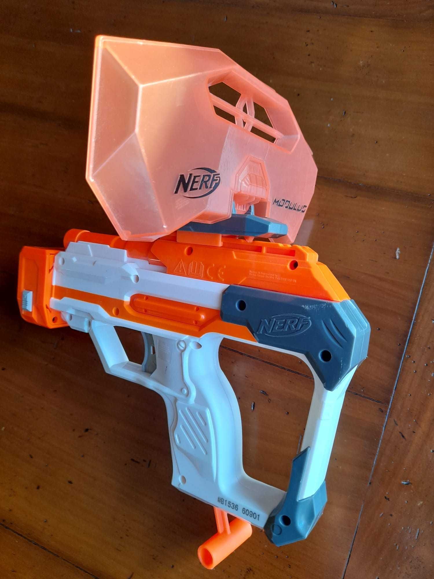 Nerf laranja e branca com acessório de proteção visual