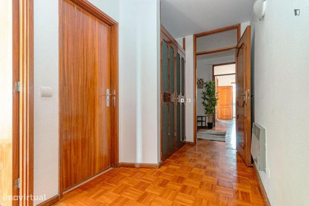 Quarto - localizado em Paranhos Porto