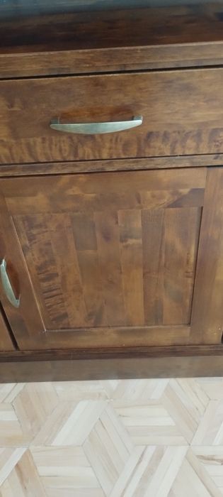 Witryna i komoda z litego drewna marki ADB Meble.