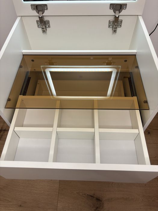 Toaletka z podswietlanym lustrem nowa