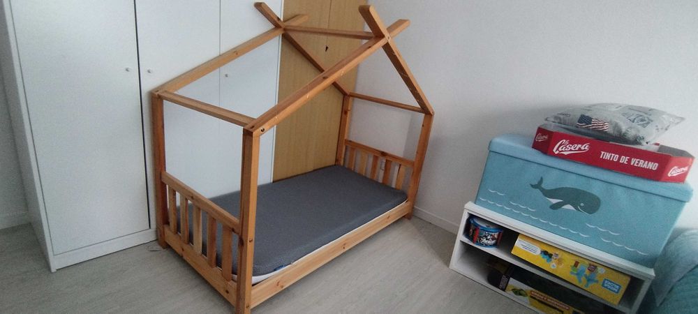Cama criança formato de casa com colchão, resguardo e colcha