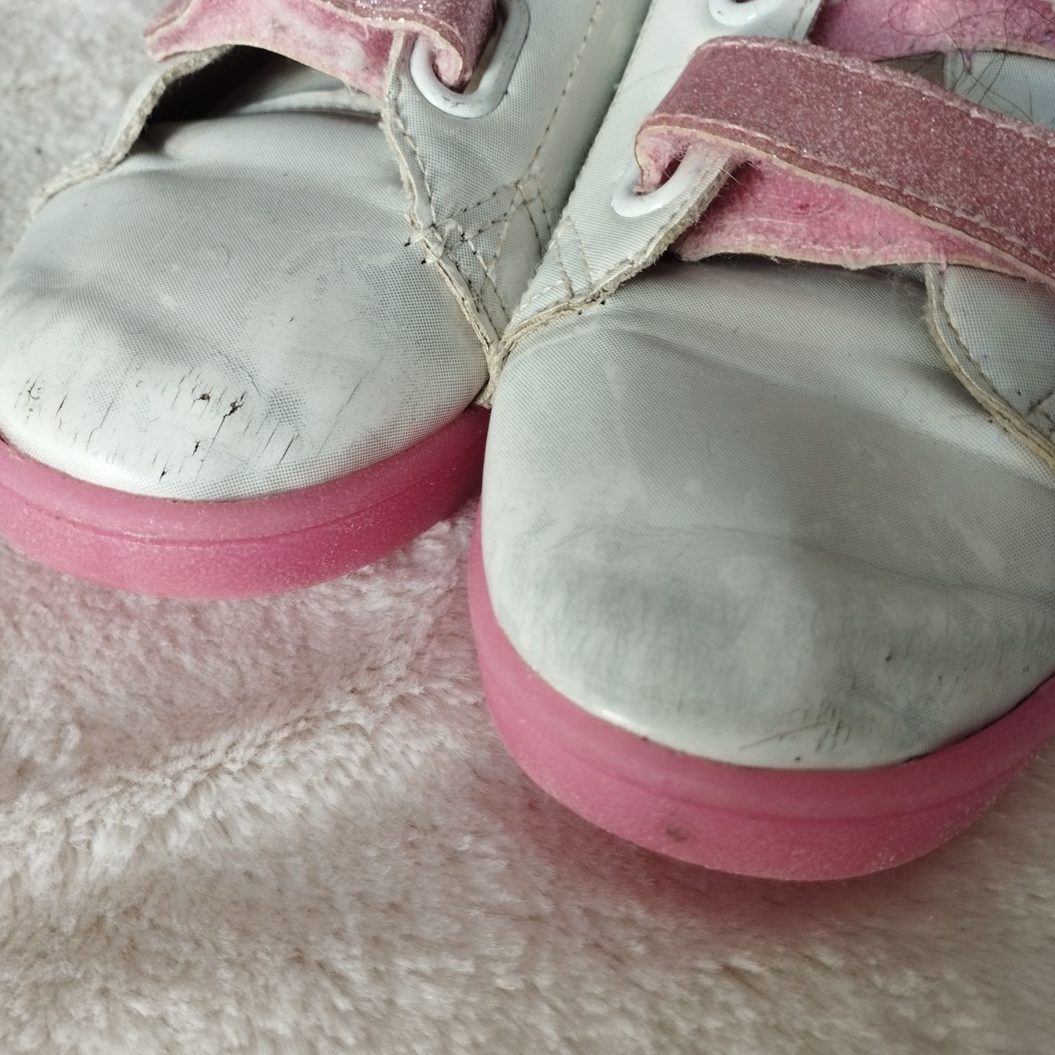 Biało-różowe adidasy Hello Kitty na rzepy, rozmiar 29