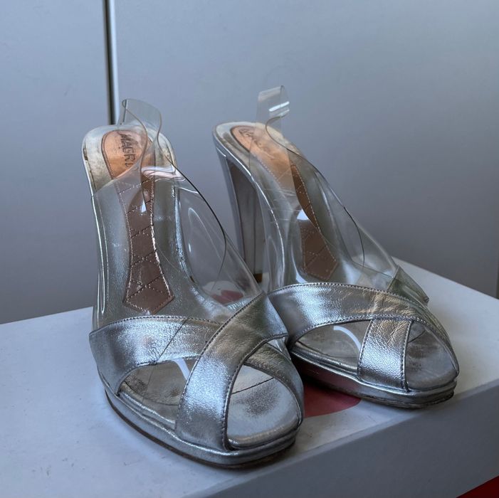 Sapatos de salto alto em pele prateada da Magrit