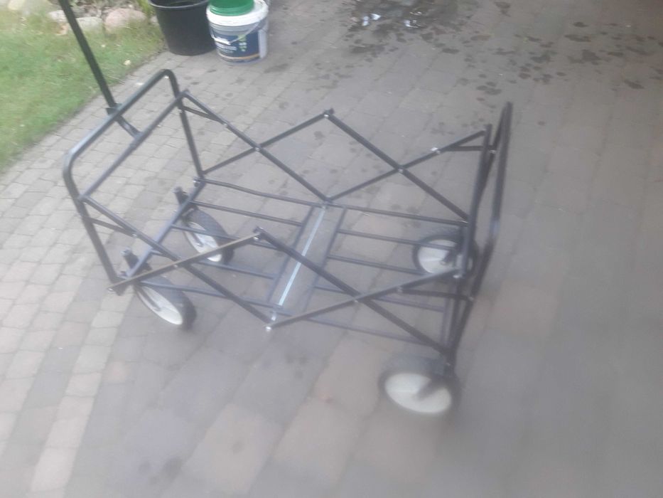 Wózek składany z kołami obrotowymi