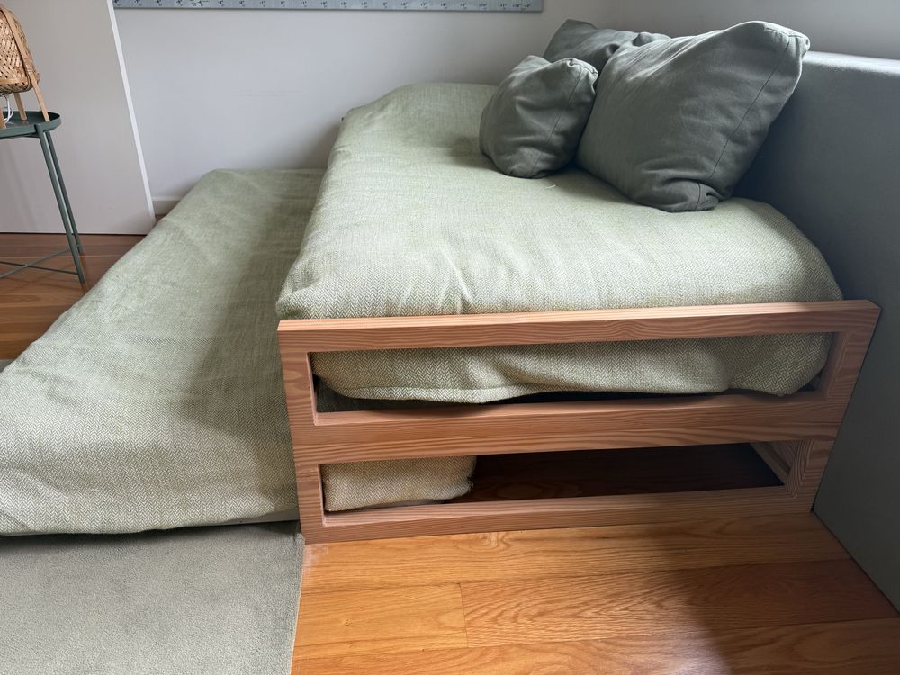 Cama dupla de solteiro 90x200 em pinho, com 2 colchoes e colchas.