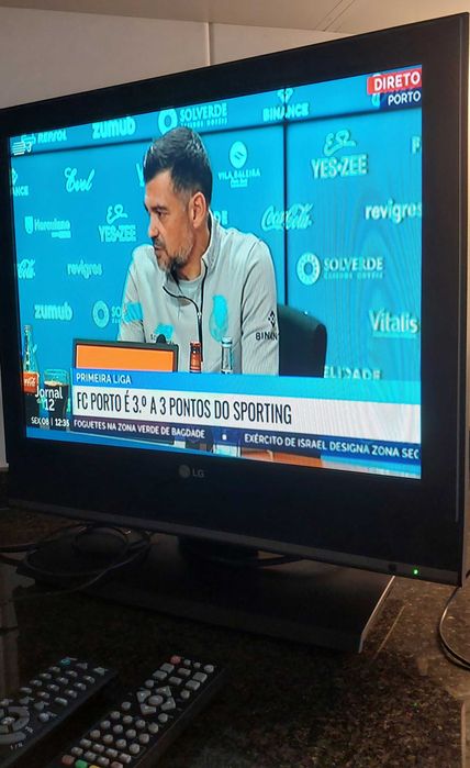 Televisão LCD LG 20LS5R - 51 cm 4:3 + Recetor TDT Sigmatek DVBR-50HD