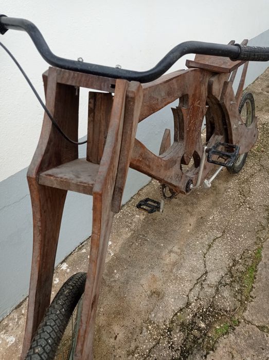 Vende se bicicleta de madeira