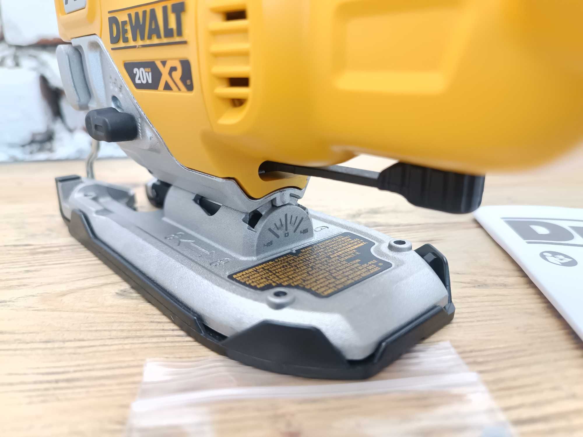 Акумуляторний лобзік  DeWalt DCS334 20V Max з США Оригінал