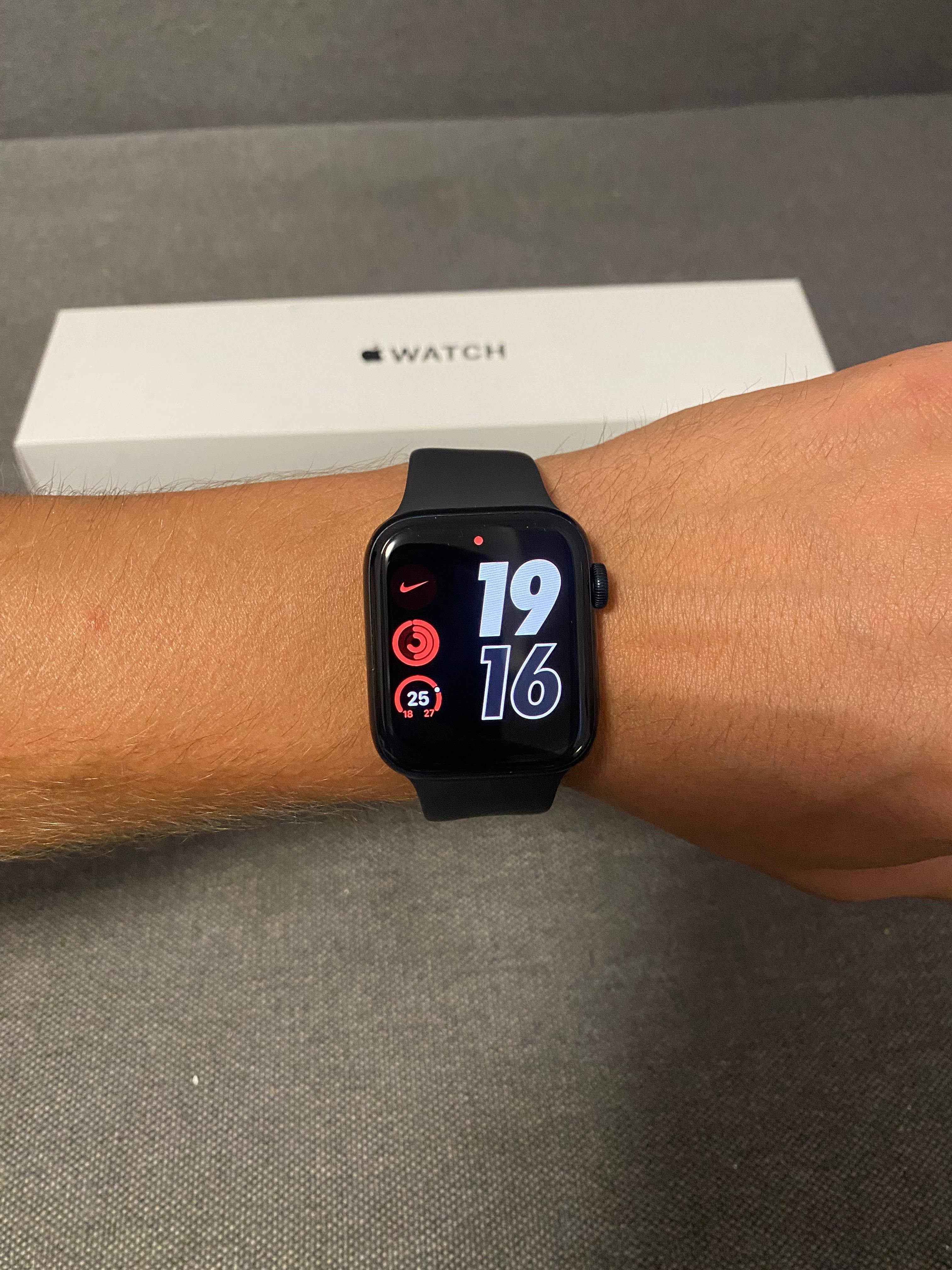 Apple Watch SE 44mm (2 Gen) GPS  смарт часы в отличном состоянии