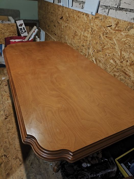 Piękny stół drewniany z toczonymi nogami.