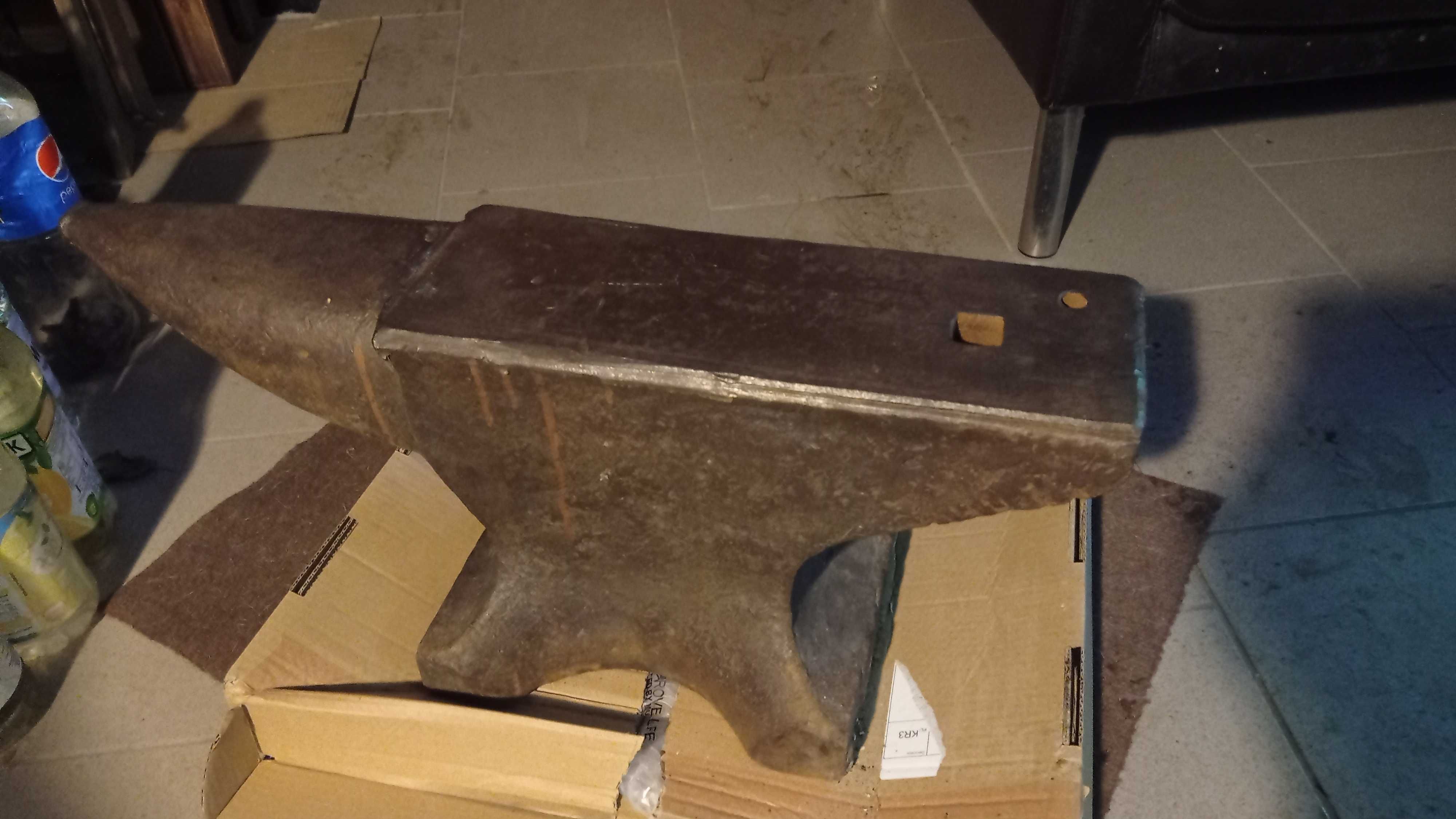 Kowadło kowalskie 100 kg jednorożne plus 11 młotków