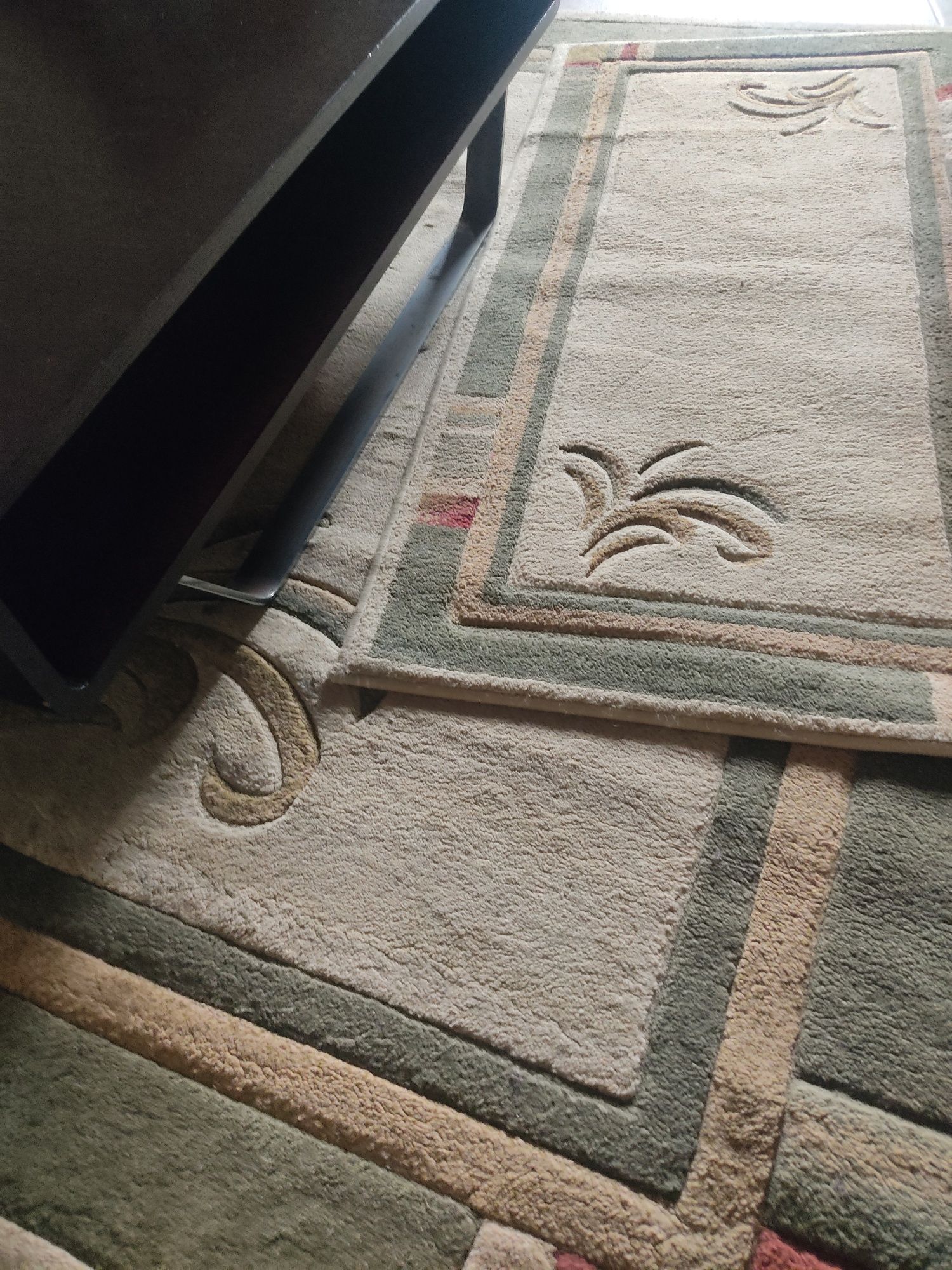 Conjunto de mesa de centro e carpetes de sala