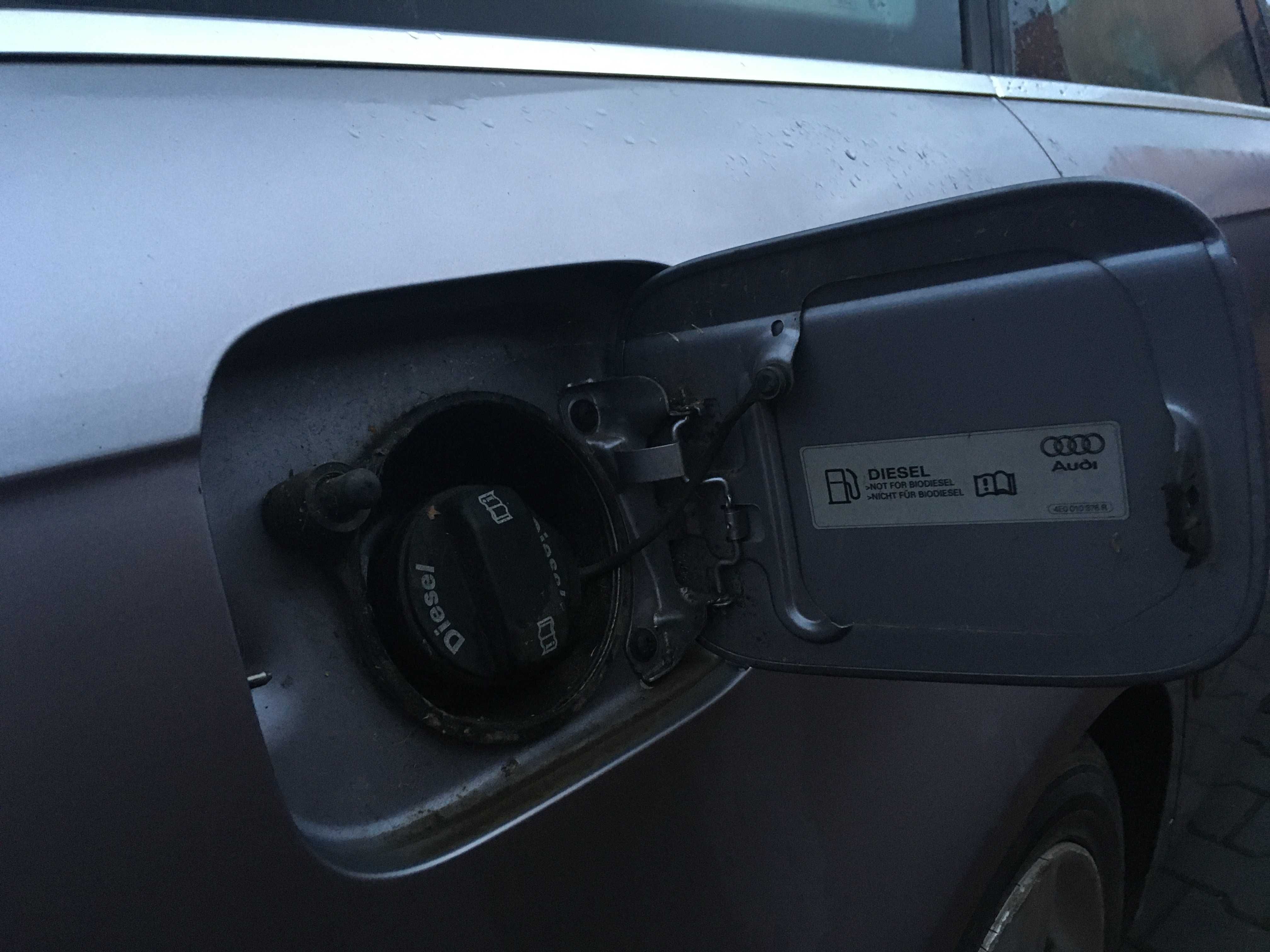 AUDI A4 B7 Klapka wlewu paliwa korek kolor LY7H